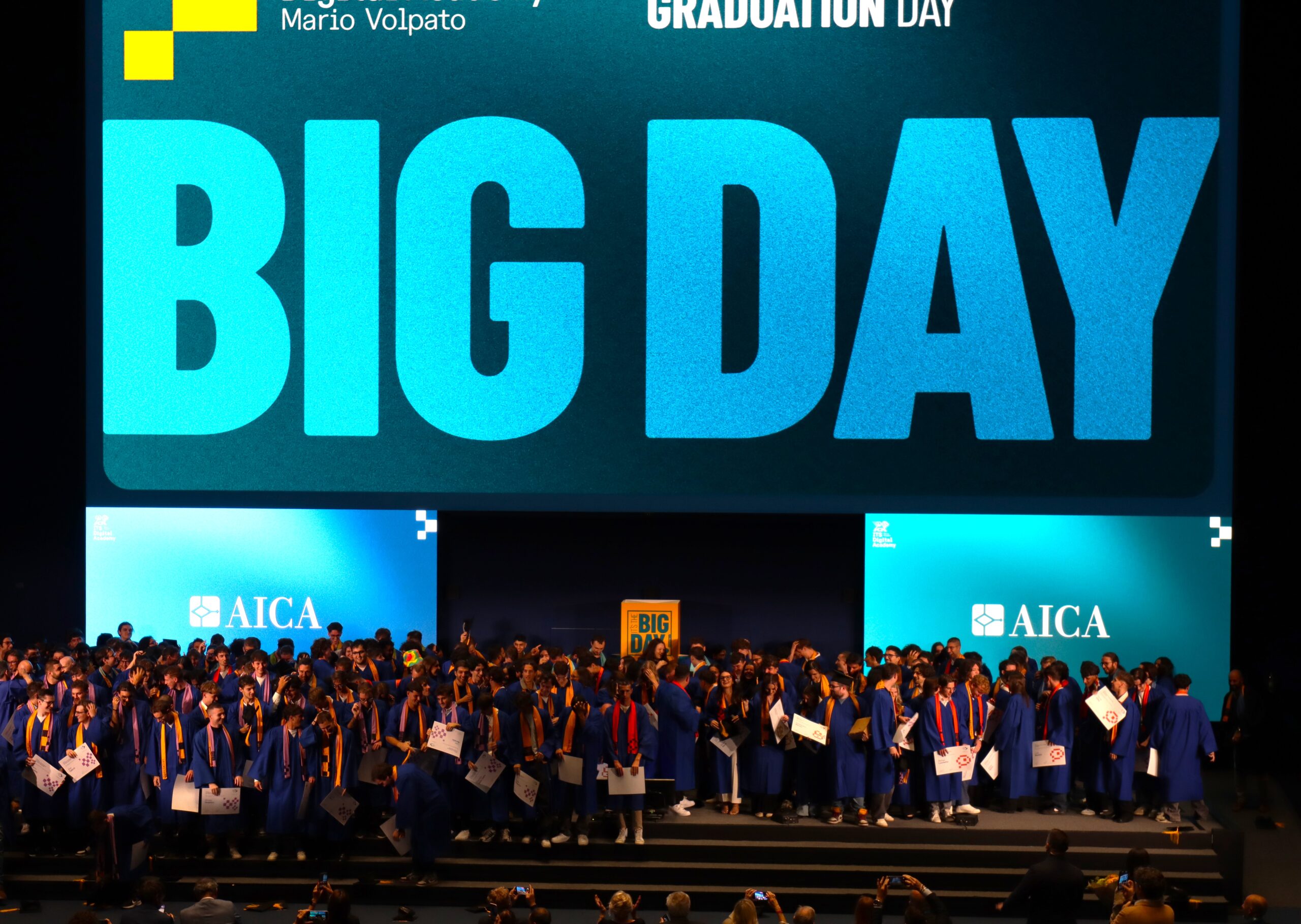 Studenti diplomati sul palco durante la Graduation di IT’S THE BIG DAY 2026, con il maxischermo che mostra la scritta BIG DAY